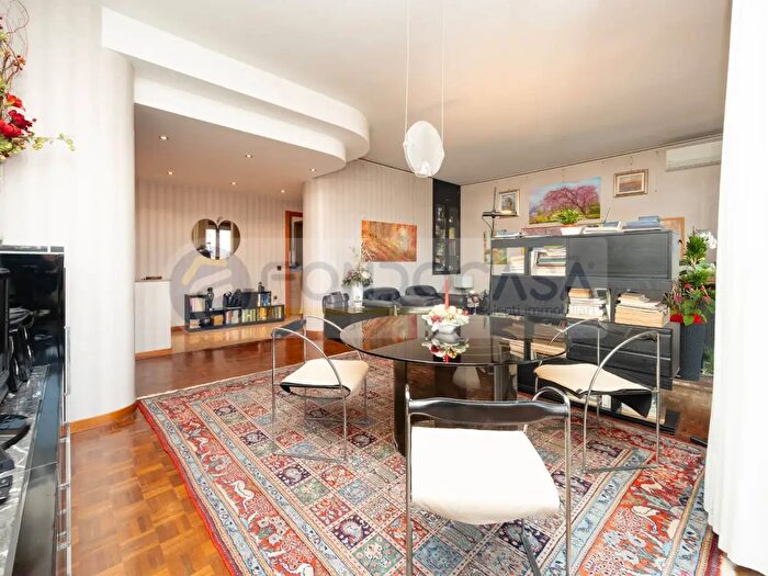 Appartamento trilocale in vendita in Via Maniago, Milano