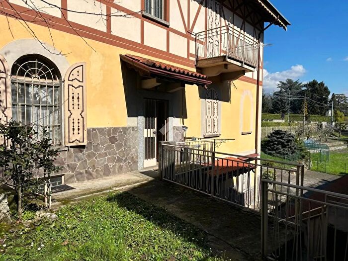 Casa con 12 locali in vendita in Via Monte Grappa, Monticello Brianza