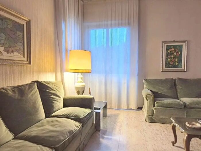 Appartamento con 9 locali in vendita in Massa