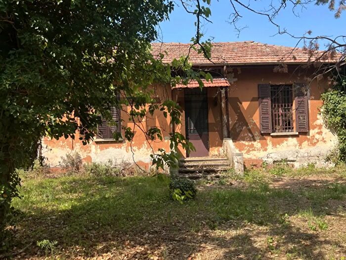Casa con 9 locali in vendita in Via Novara Snc, Robecchetto Con Induno