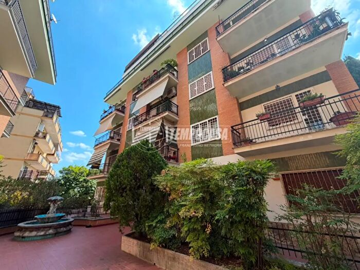 Appartamento trilocale in vendita in Via Collegiove, Roma