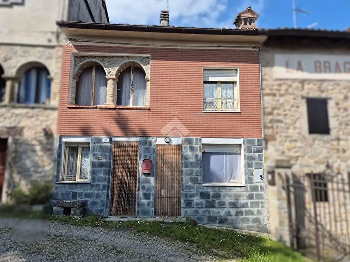 Casa quadrilocale in vendita in Località Borzano, Canossa