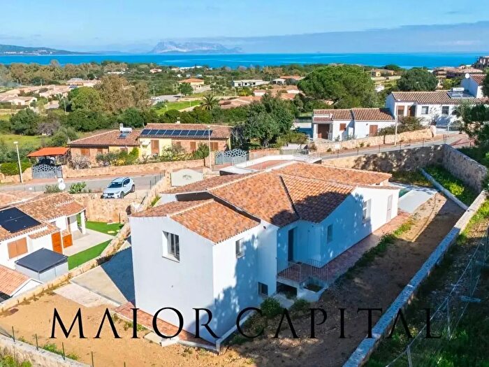 Casa con 7 locali in vendita in Budoni