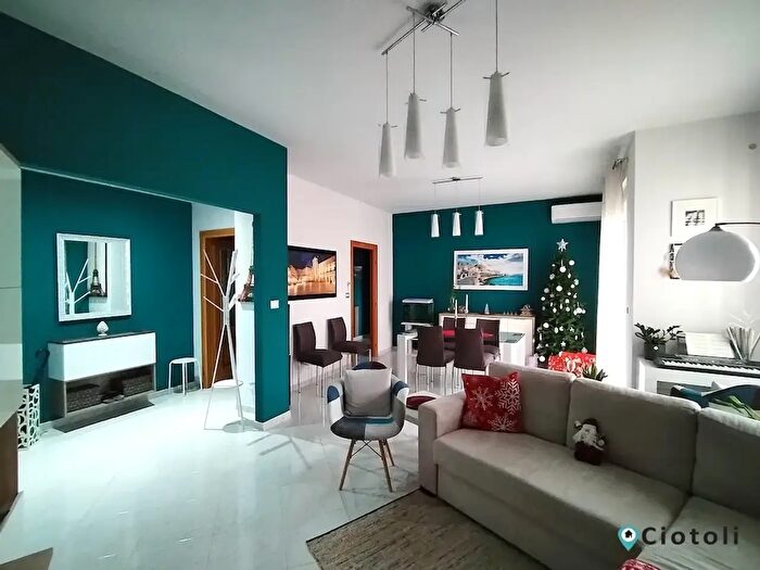 Appartamento con 5 locali in vendita in Via Unione Sovietica, Siracusa