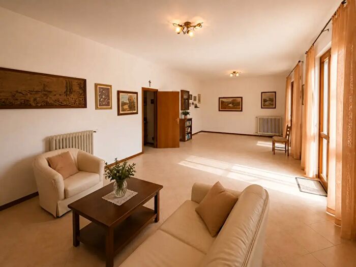Appartamento con 5 locali in vendita in Cascina
