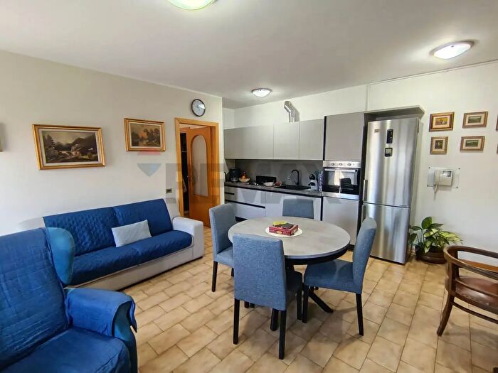 Appartamento trilocale in vendita in Via Parri, Rho