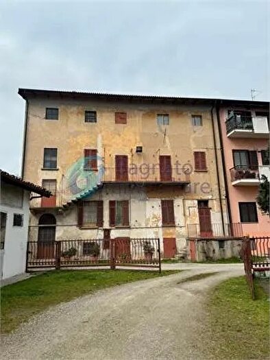 Casa con 6 locali in vendita in Novara