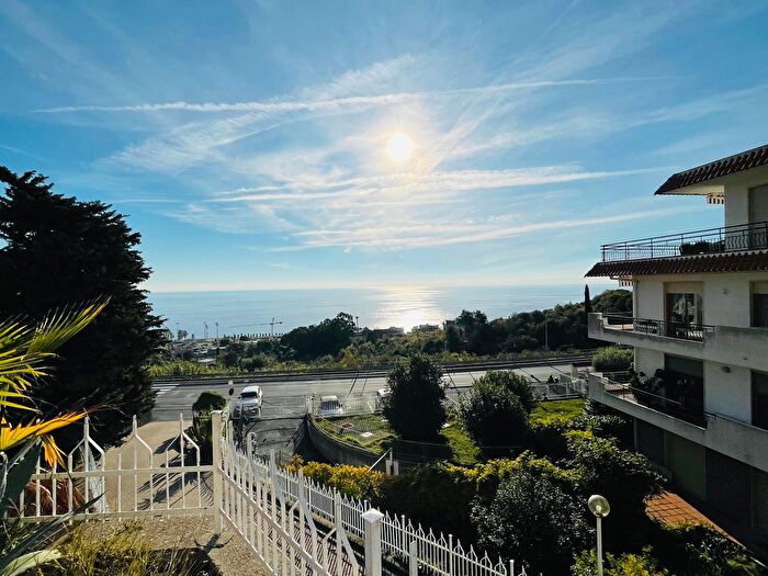 Appartamento trilocale in vendita in Via Padre Semeria, Sanremo