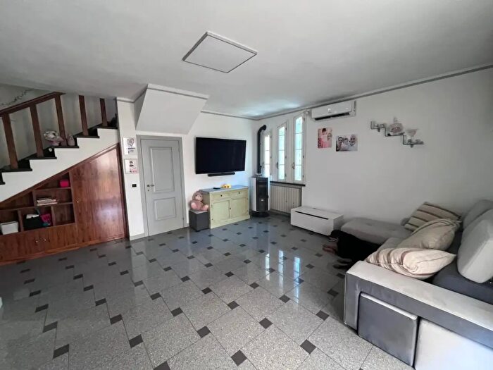 Casa con 8 locali in vendita in Calcinaia