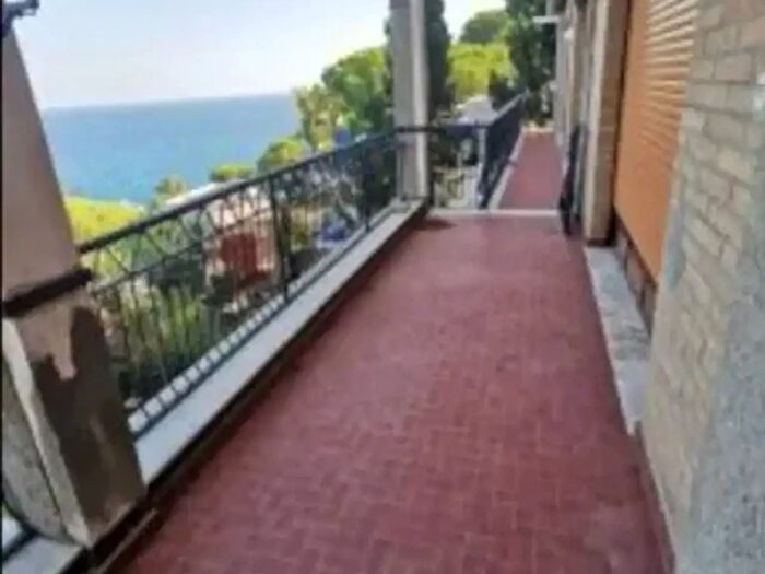 Appartamento trilocale in affitto in Via San Martino, Staletti