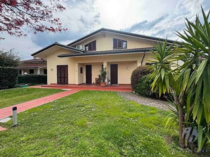 Casa con 12 locali in vendita in Pietrasanta