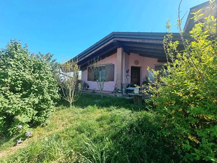 Casa con 8 locali in vendita in Ziano Piacentino