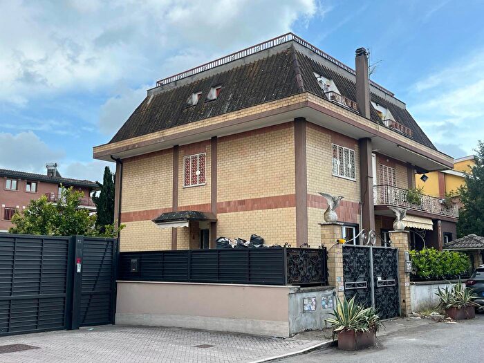 Appartamento quadrilocale in vendita in Via Conflenti, Roma