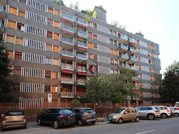 Appartamento trilocale in affitto in Via Emilio Morosini, Milano