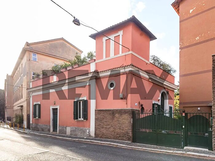 Casa con 9 locali in vendita in Frascati
