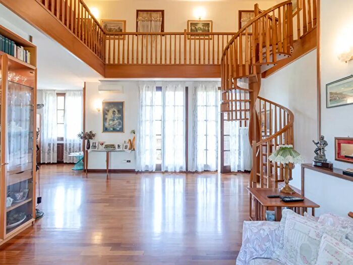 Casa con 8 locali in vendita in Via Toscana, Bologna