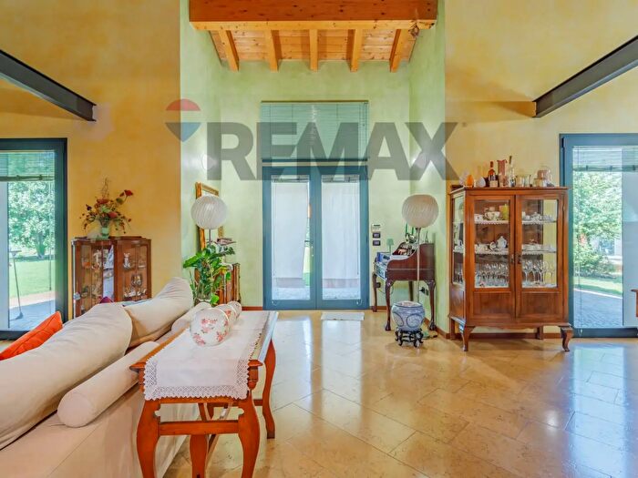 Casa con 7 locali in vendita in Via Carlo Tira, Volongo