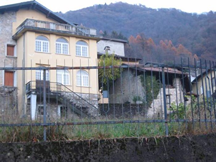 Casa con 6 locali in vendita in Via Visonzo, Centro Valle Intelvi