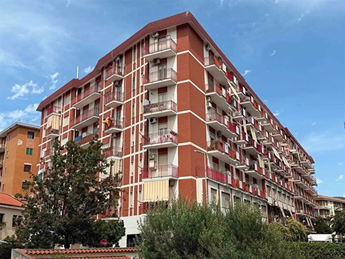 Appartamento quadrilocale in vendita in Via GB Amenndola, Salerno