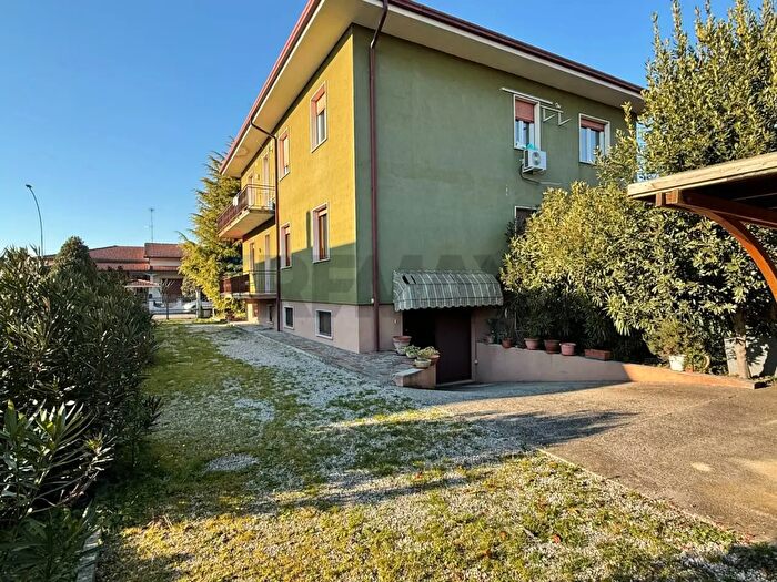 Casa con 6 locali in vendita in Medole