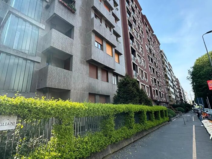 Appartamento con 6 locali in vendita in Viale Paolo Onorato Vigliani, Milano