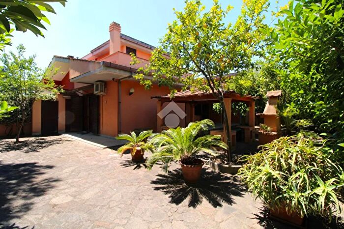 Casa quadrilocale in vendita in Viale Corona Australe, Ardea