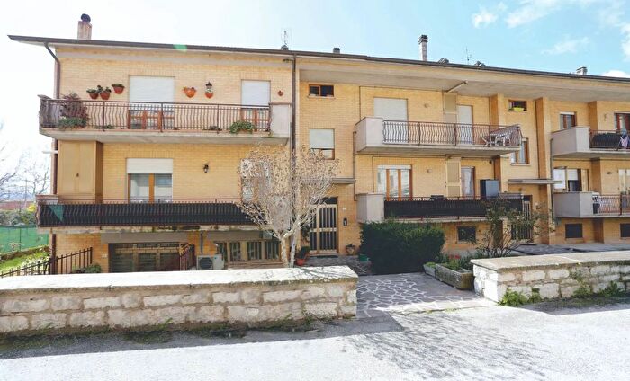 Appartamento con 9 locali in vendita in Via Madonna del Ponte Gubbio, Gubbio