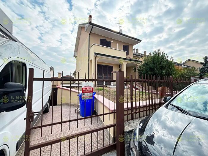 Casa quadrilocale in vendita in Via Martiri della Libertà, Mediglia