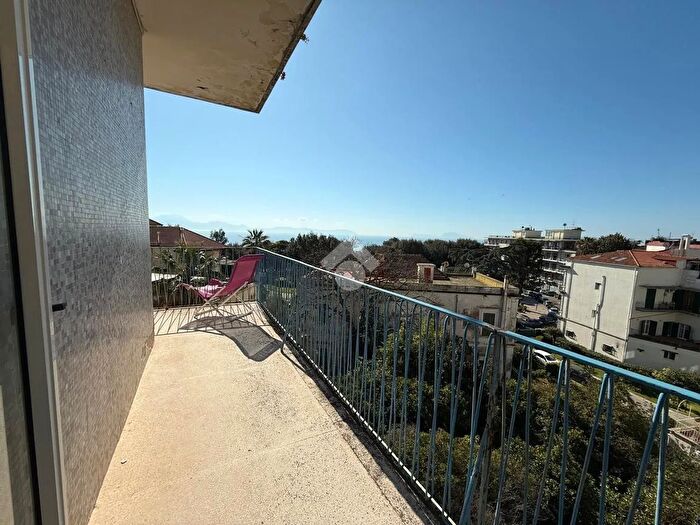 Appartamento con 5 locali in affitto in Via Belsito, Napoli