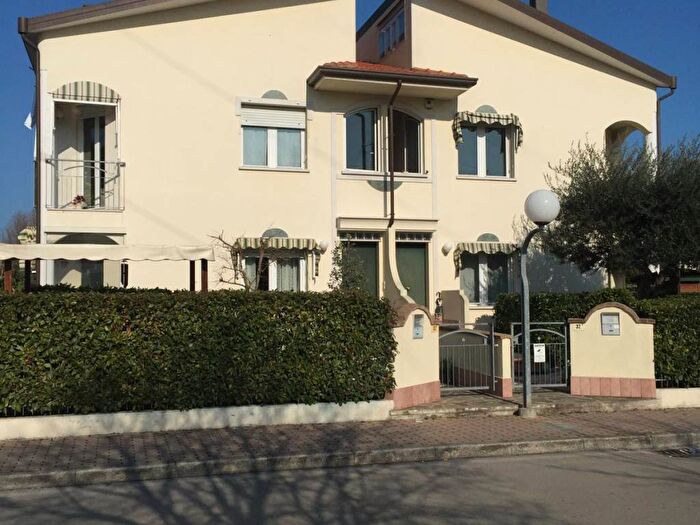 Casa con 5 locali in affitto in Via Don Lorenzo Milani, Centro, Misano Adriatico