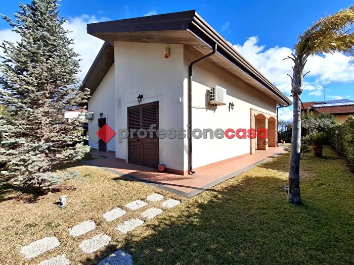 Casa con 8 locali in vendita in Via delle Ginestre, Pedara