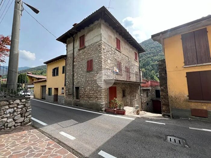 Casa con 5 locali in vendita in Casa Indipendente Via Villanova, Adrara San Martino