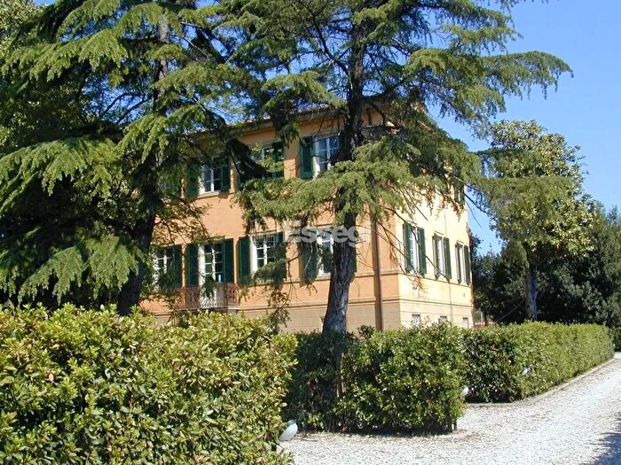 Casa con 11 locali in vendita in Via Nuova per Pisa, Lucca