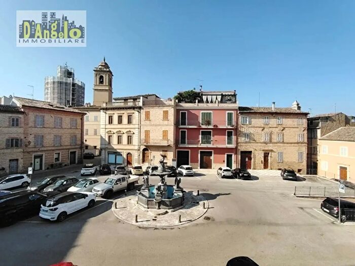 Appartamento con 9 locali in vendita in Piazza Settembre, Offida