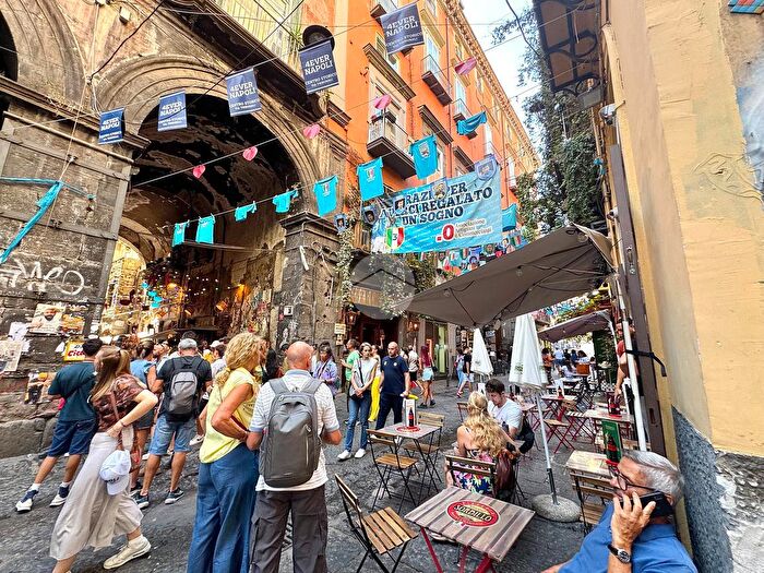 Appartamento trilocale in vendita in Via Atri, Napoli