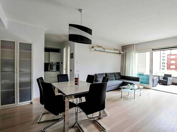 Appartamento trilocale in affitto in Via Cola di Rienzo, Solari, Milano