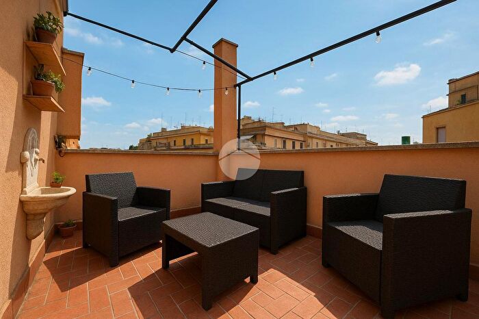 Appartamento trilocale in vendita in Via Evandro, Roma