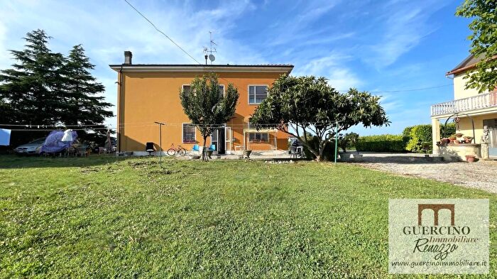 Casa con 6 locali in vendita in Via Francesco Tassinari Cento, Cento