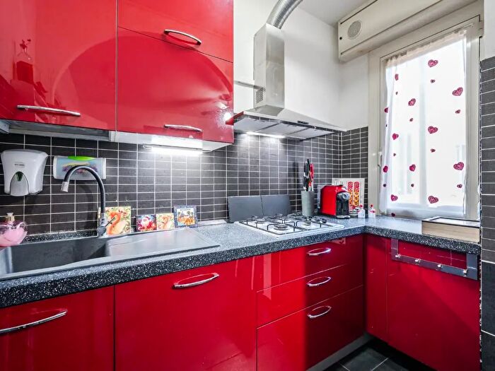 Appartamento con 6 locali in vendita in Le a Gramsci, Modena