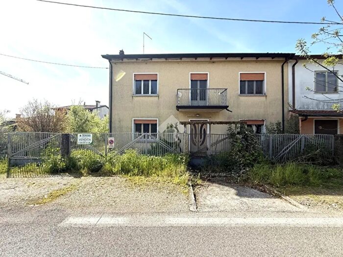 Casa con 7 locali in vendita in Tombolo