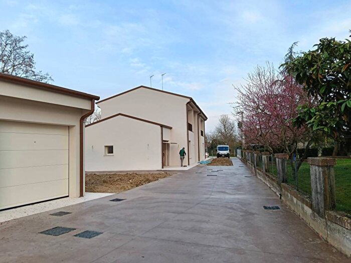 Casa con 5 locali in affitto in Via Antonio Vivaldi, Centro, Roncade