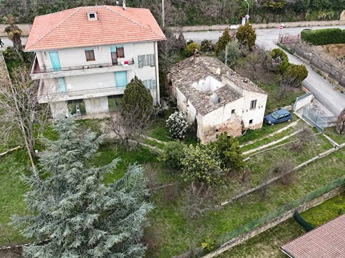 Casa con 11 locali in vendita in Via Francesco Verrotti, Penne