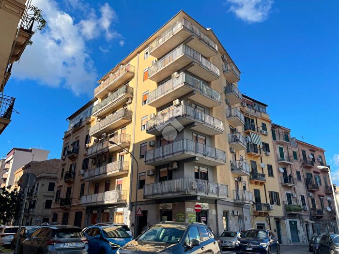 Appartamento trilocale in vendita in Via Carmelo Trasselli, Palermo