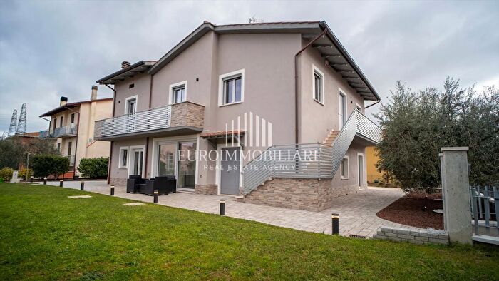 Casa con 10 locali in vendita in Via della Liberta, Castiglione Del Lago