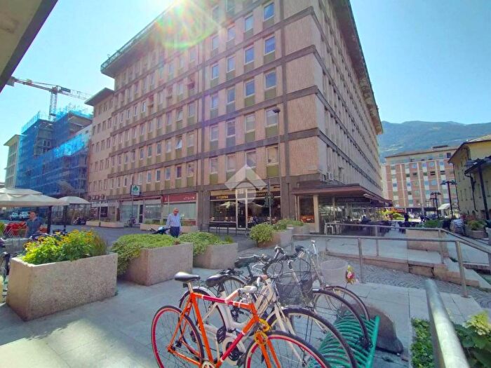 Appartamento trilocale in affitto in Via Losanna, Centro, Aosta