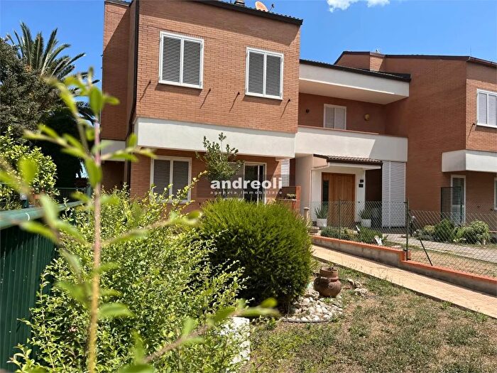 Casa con 6 locali in vendita in Jesi