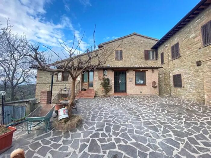 Casa con 6 locali in vendita in Via San Fortunato, Assisi