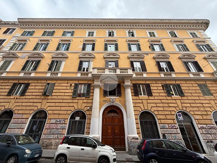 Appartamento bilocale in vendita in Via dei Marsi, Roma