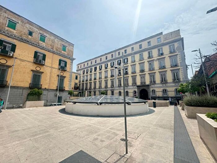 Appartamento con 6 locali in vendita in Piazza Santa Maria degli Angeli Napoli, Napoli