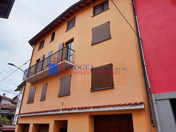 Appartamento trilocale in affitto in Via San Rocco, Leffe